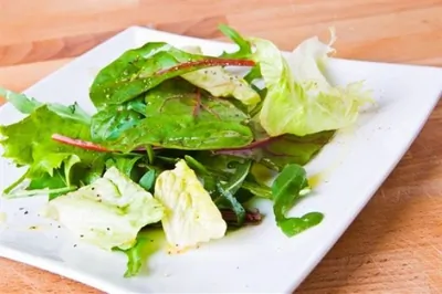 Зеленый салат с лимонной заправкой