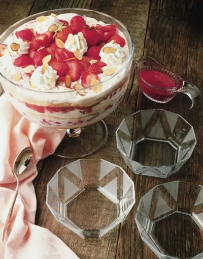 Клубника с муссом и орехами