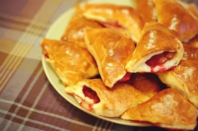 Французские пирожки из слоеного теста с мягким сыром и малиной