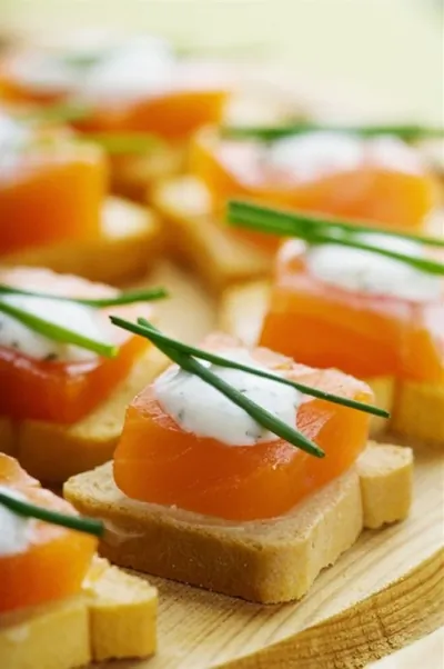 Канапе с копченой форелью или копченым угрем