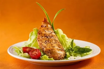 Салат с куриным филе и белыми грибами