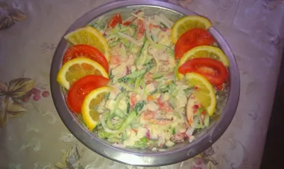 Овощной салат с яблоком и сметаной