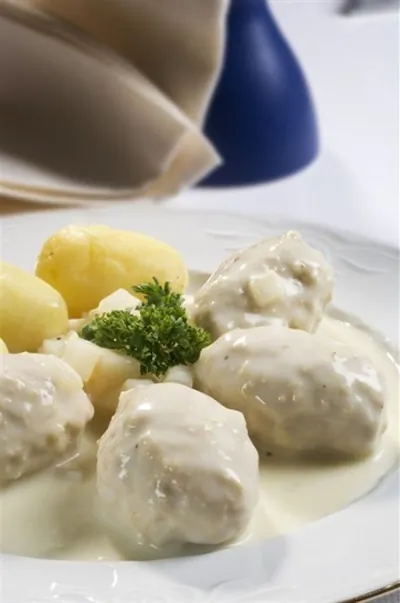 Мясные тефтели с рисом и белым соусом