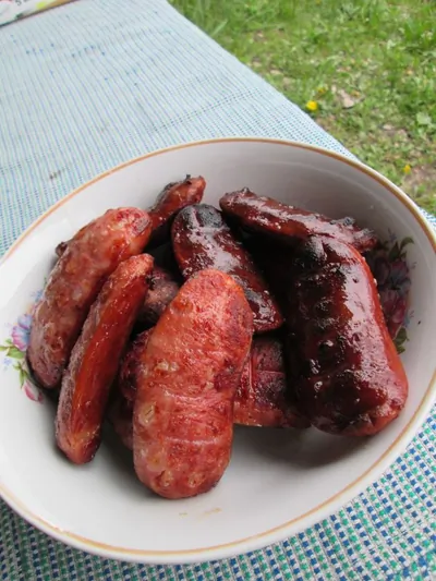 Жареные сосиски с помидорами и зеленью