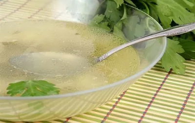 Прозрачный мясной бульон
