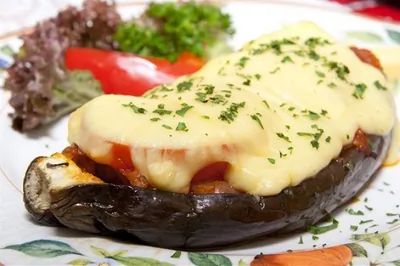 Запеченные баклажаны с помидорами и сыром