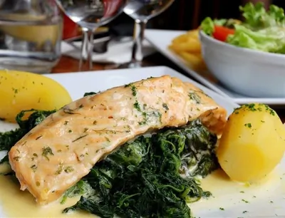 Филе рыбное, запеченное в сметанном соусе