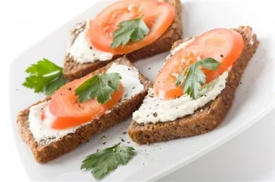 Бутерброды с помидорами и хреном