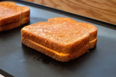 Бутерброды жареные с камамбером