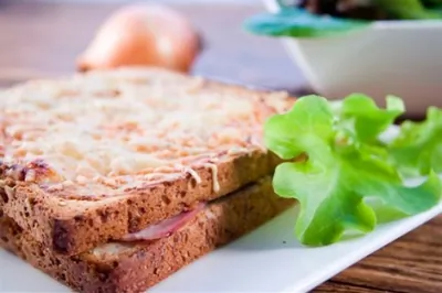 Тосты с ветчиной и камамбером