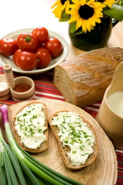 Бутерброды с творожным кремом и луком