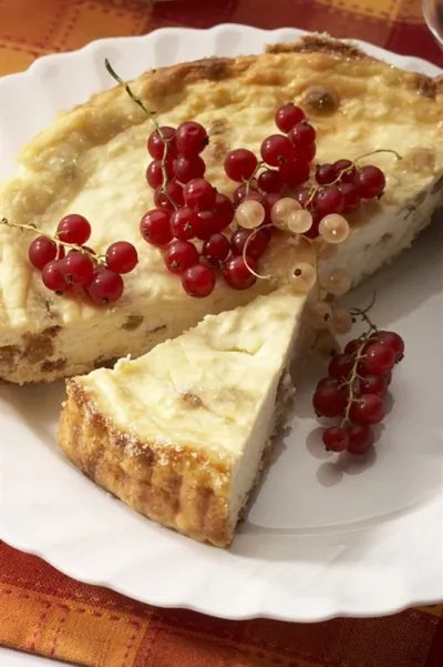 Пудинг творожный с изюмом и яблоками