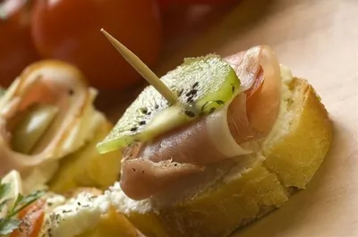 Хлебцы с киви и ветчиной