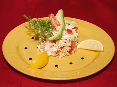 Летний салат из крабовых палочек