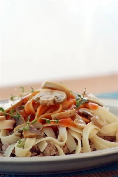 Макароны в томате с грибами и ветчиной