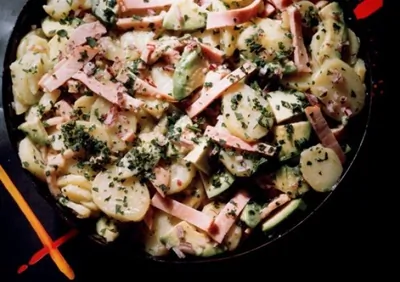 Картофельный салат с колбасками и швейцарским сыром