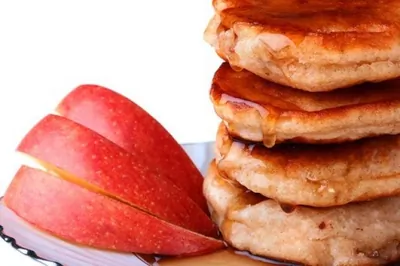 Оладьи манные с яблоками и изюмом