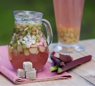 Компот из ревеня и яблок на сахарине