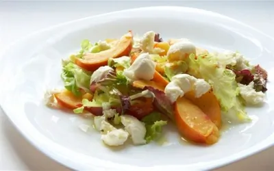 Салат из моцареллы с персиками