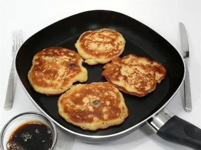 Оладьи манные на меду с вареньем