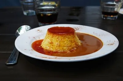 Пудинг из печенья с ягодным соусом