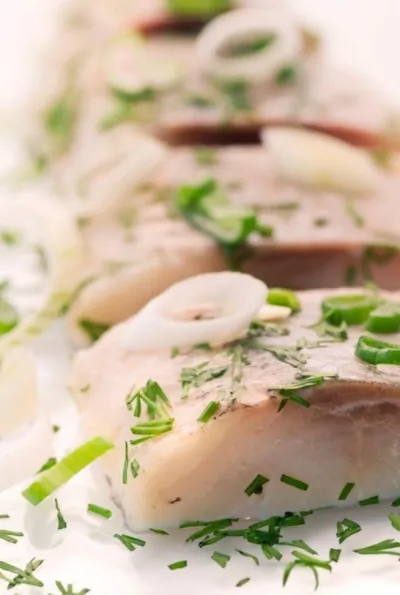 Рыбное филе, тушенное в белом вине