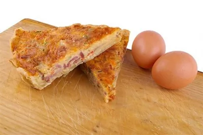 Пирог с беконом и яйцом
