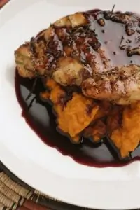 Баранина в вине с черносливом и тимьяном