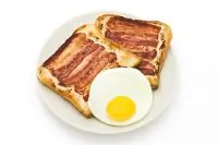 Жареная ветчина на ломтиках хлеба