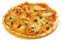 Копченая моцарелла с красным перцем, приготовленным на гриле