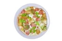 Омлет с сухариками и колбасой