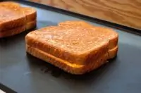 Бутерброды жареные с камамбером