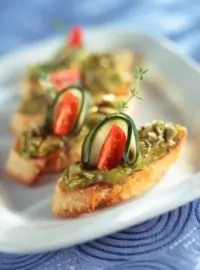 Бутерброды с авокадо и анчоусами