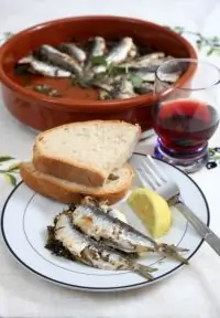 Бутерброды с сардинами на поджаренном белом хлебе