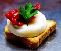 Бутерброды с козьим сыром и печеным сладким перцем