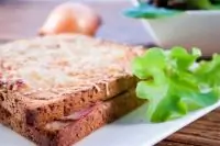 Тосты с ветчиной и камамбером