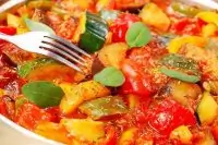 Рататуй с тимьяном, цукини и розмарином