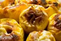 Печеные яблоки с ягодным вареньем