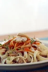 Макароны в томате с грибами и ветчиной