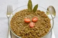 Чечевица с маслом, томатом и луком