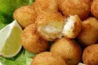 Сырные крокеты со сметаной