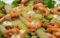 Салат из тунца с ананасами и креветками