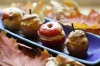 Яблоки, фаршированные творогом и изюмом