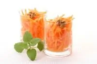 Салат из тертой моркови с вареньем и орехами