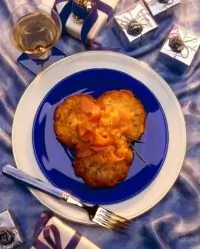 Оладьи с лососем и шнитт-луком