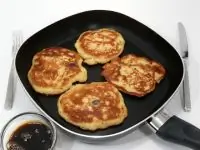 Оладьи манные на меду с вареньем