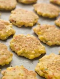 Котлеты из консервированной кукурузы со сметаной