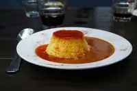 Пудинг из печенья с ягодным соусом