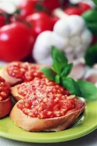 Брускетта с томатом