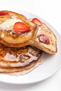 Оладьи по американски с клубникой и бананами